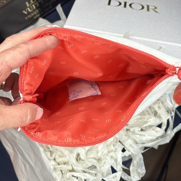 DIOR | ✨NEW✨ Summer 2024 Terry Cloth Wristlet in White and Terracotta - Picture 3 of 4